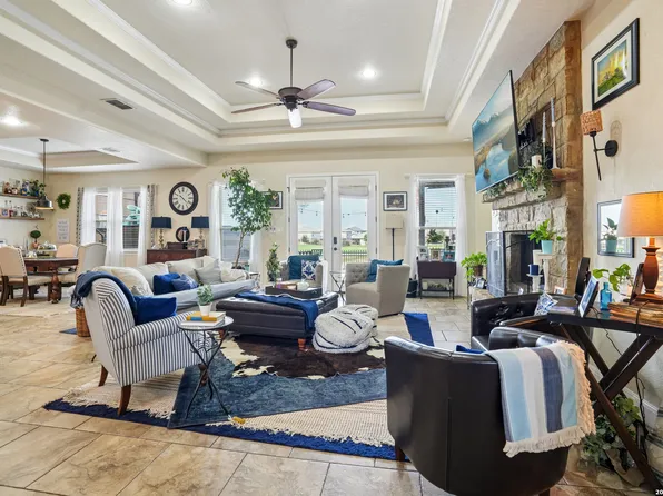137 FAIRWAY DR, Floresville, TX 78114