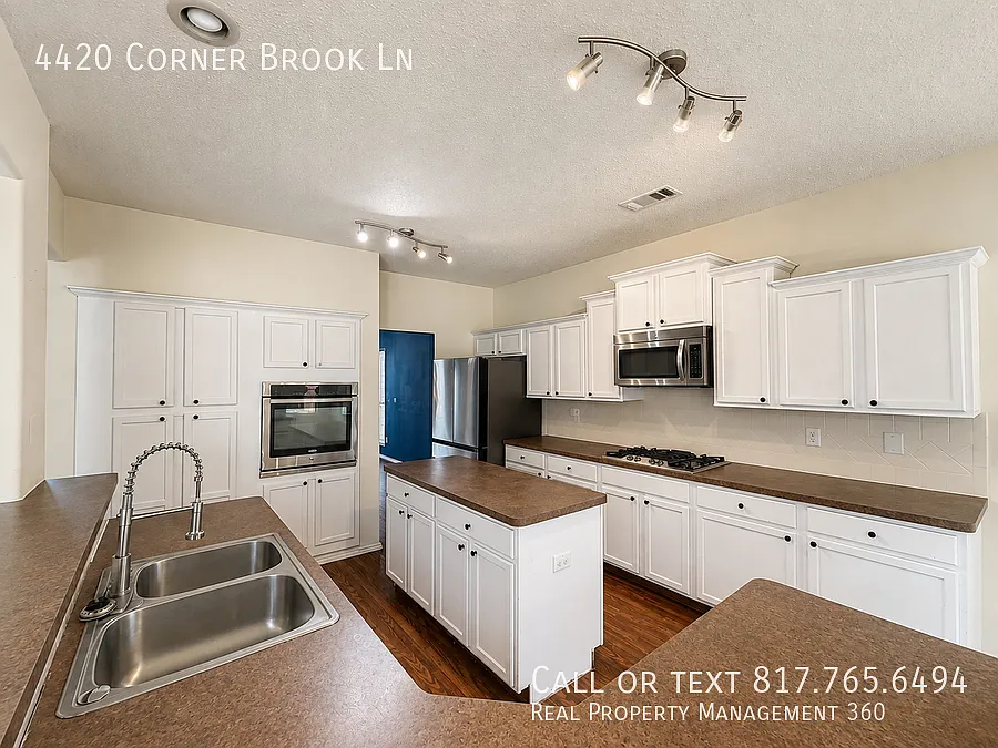 Spacious 5-Bedroom Home in Summer Creek Ranch — Photo 4