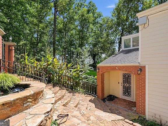 5th image of 355 Nottingham Dr