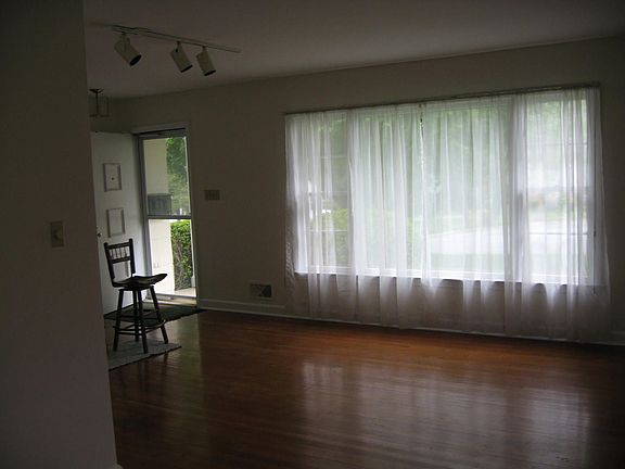 5th image of 880 Tazewell St