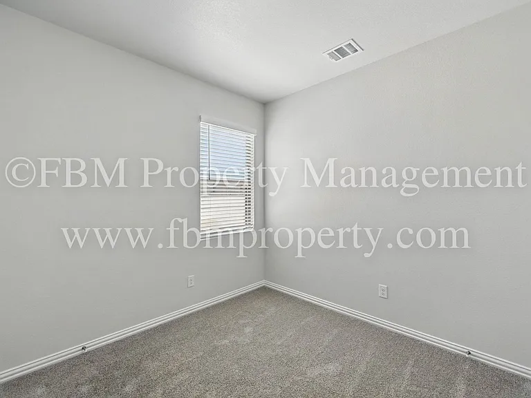 2121 Luna Dr — Photo 12
