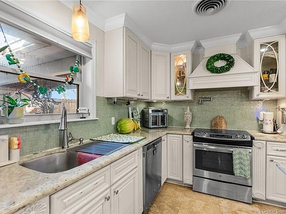 2nd image of 1521 N Chateau Cir