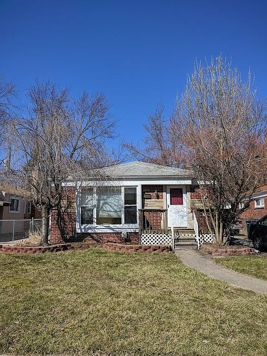 Quiet ranch available close to freeways, Royal Oak, Ferndale and Berkley social scene.