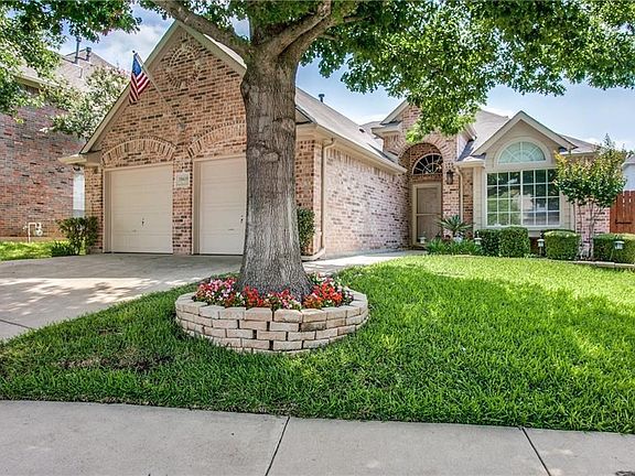 The darling cottage you've been looking for on a prime North Dallas cul de sac lot. Mary Ellen Peter specializes in homes in this area. Call today for a showing.Open Sunday 1-3 p.m.