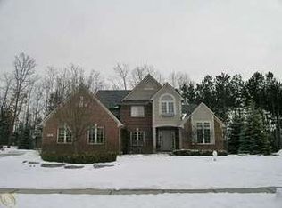 8920 Eastway Dr, White Lake, MI 48386