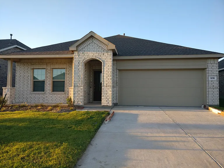 1216 Smoketree Ln — Photo 1