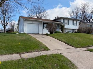 376 Crandall Dr NE, Cedar Rapids, IA