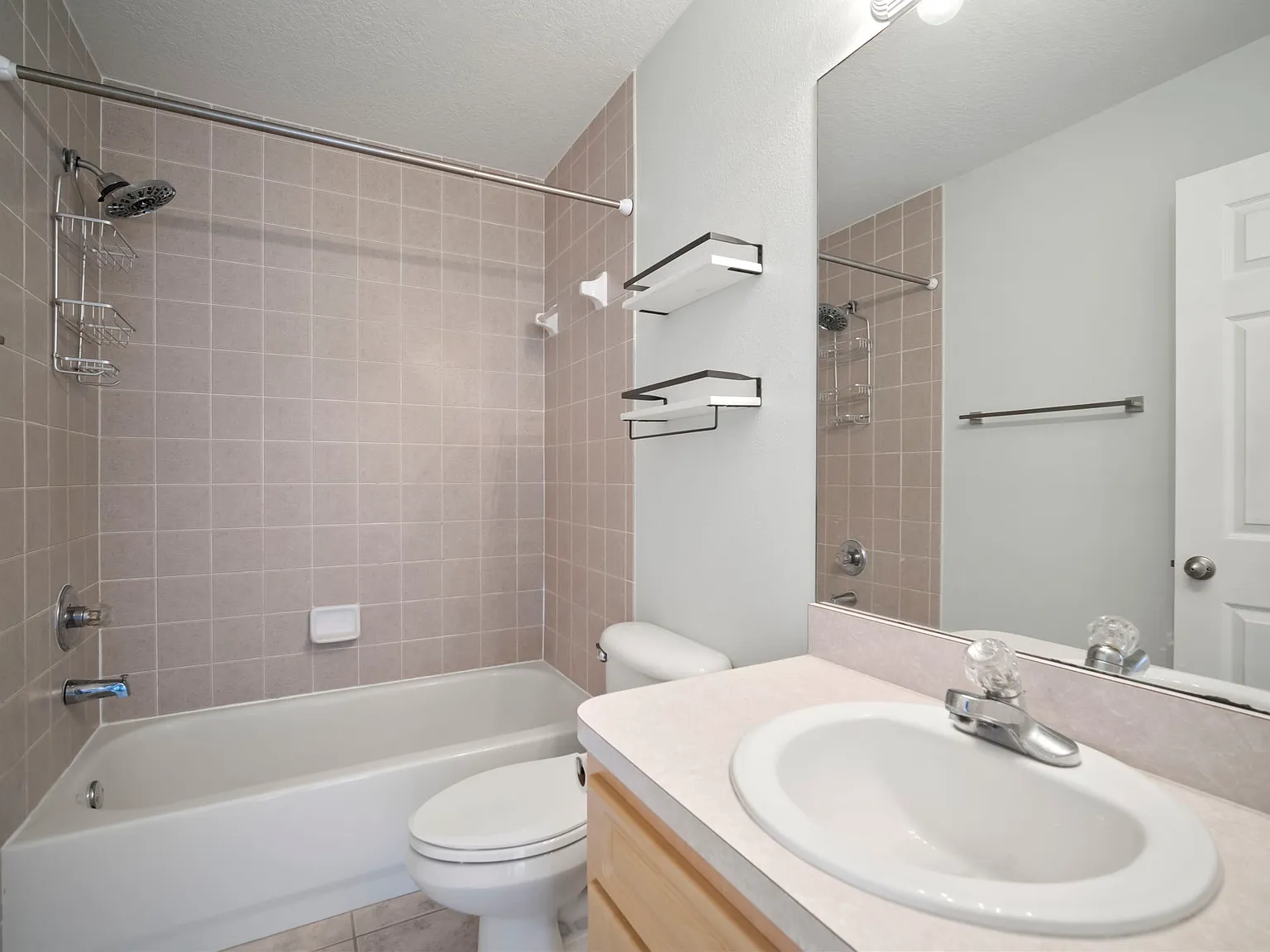 2 bed, 1200 sqft, $2,400 — Photo 3