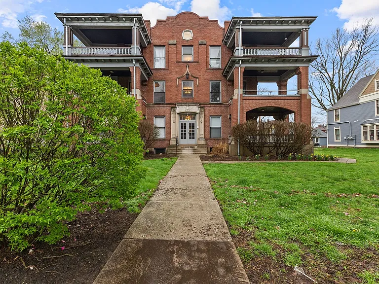 Essex Apartments — Photo 28