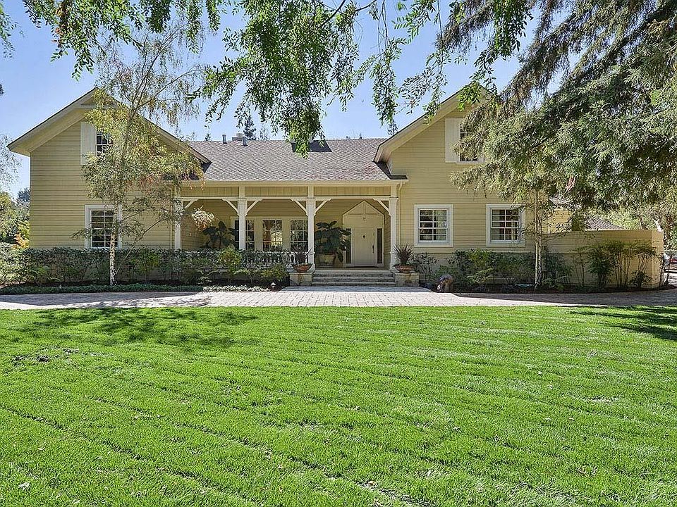 1st image of 4 Surrey Ln