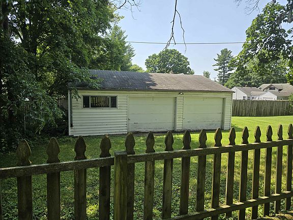 3rd image of 615 Hillsdale St