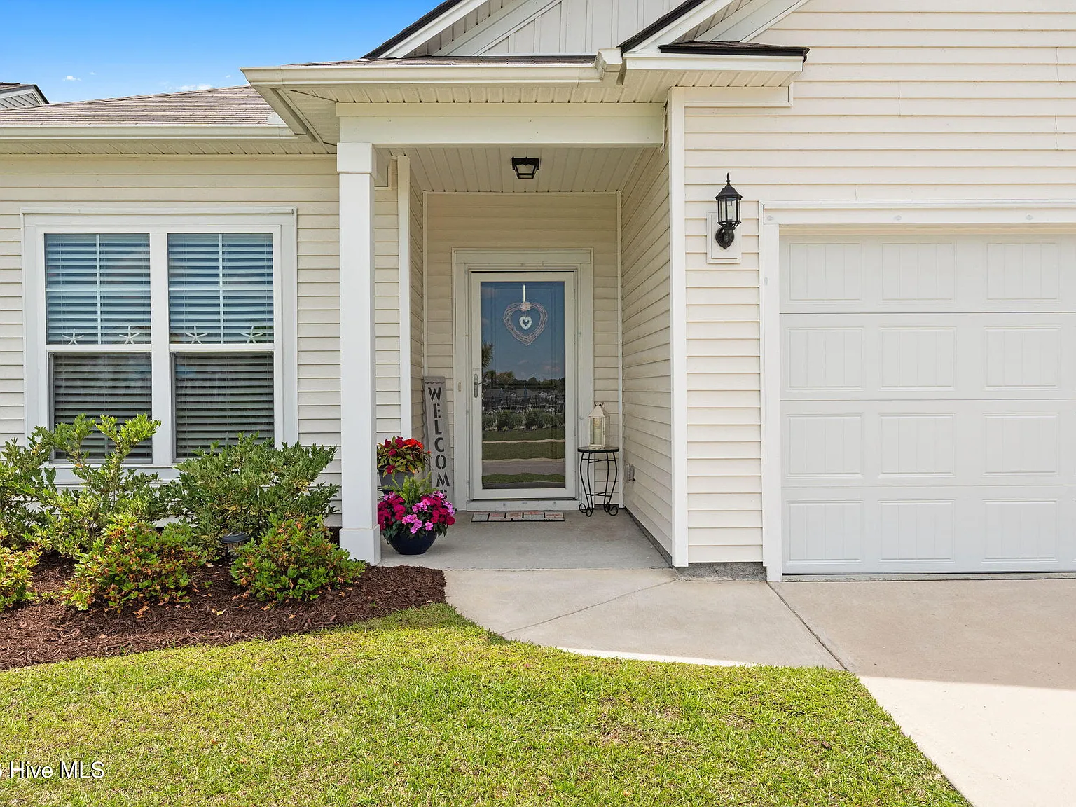 3 bed, 2.0 bath, 1838 sqft, $2,350 — Photo 2