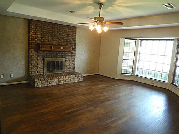 3rd image of 824 Autumnwood Ct