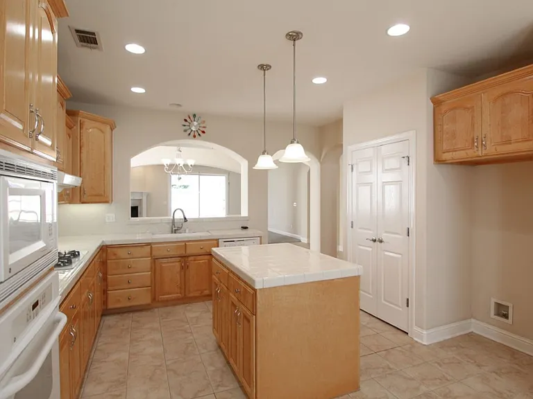 620 San Gabriel St — Photo 6