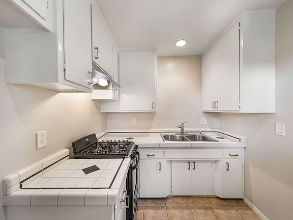 3rd image of 720 E Mountain St APT 11