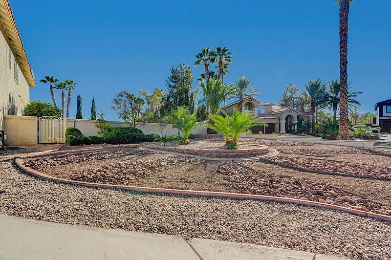 5 bed, 3.0 bath, 4964 sqft, $5,900 — Photo 3