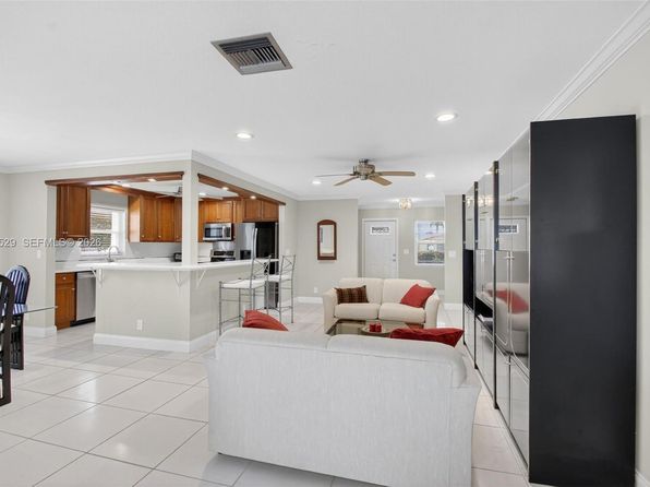 3810 Rowena Cir