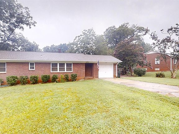 2nd image of 209 Dogwood Ln