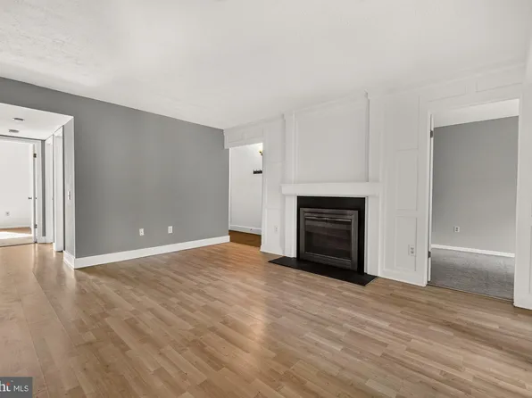 20208 Shipley Ter APT 302, Germantown, MD 20874