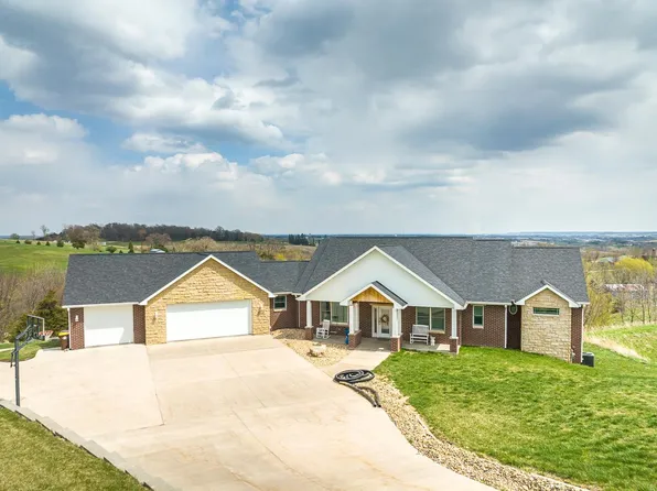 2219 Tuscany Ridge Dr, Asbury, IA 52002