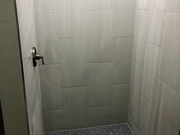 4th image of 443 NE 1st Ave APT 4