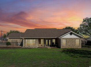 825 Chambord Dr, Falls City, TX 78113