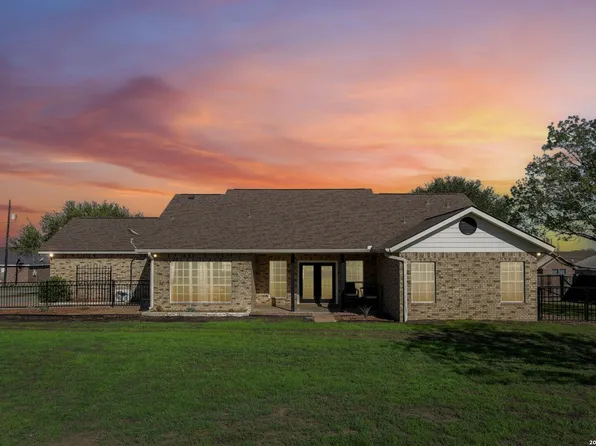 825 Chambord, Falls City, TX 78113