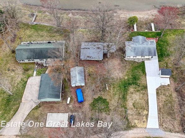620 Bushong Beach Dr, Gladwin, MI 48624