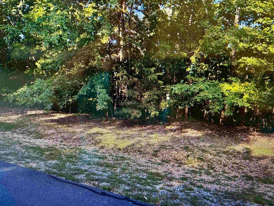 2nd image of 17 Eagle Point Rd