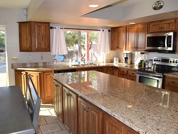 4th image of 2833 E Hillery Dr