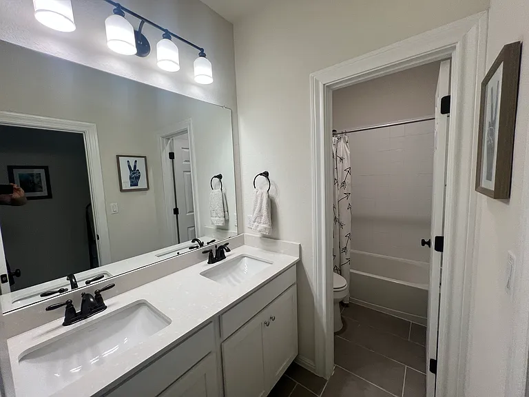Upstairs full bathroom.