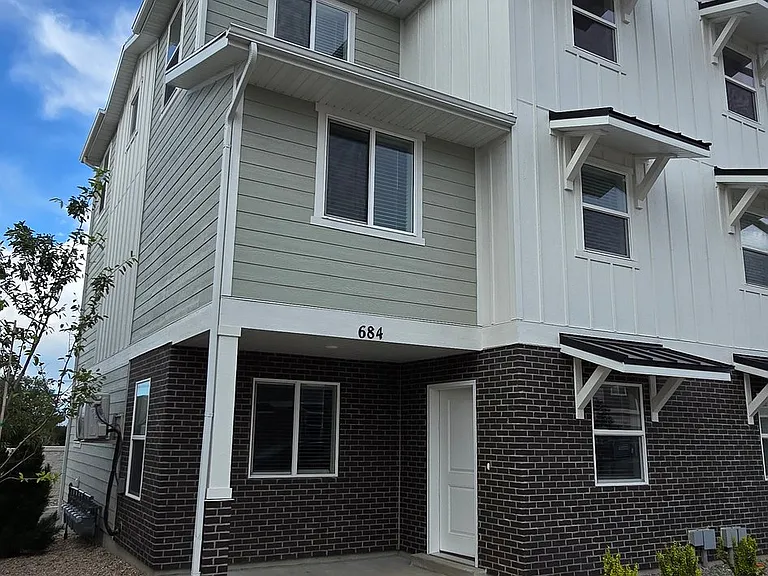 684 W Empress St — Photo 1