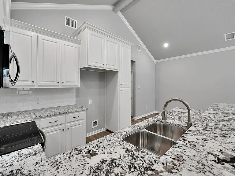 606 Alamo Dr — Photo 8