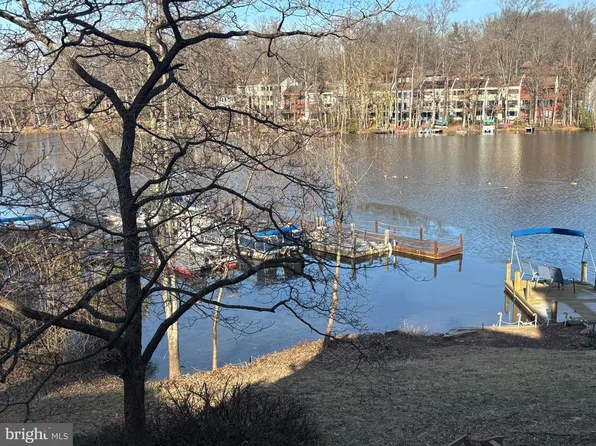 1606 Greenbriar Ct, Reston, VA 20190