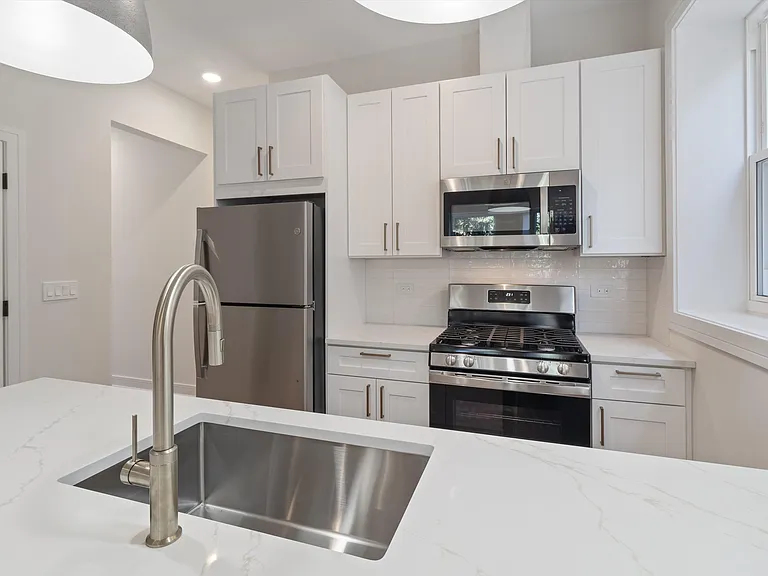 839 N Rockwell St #2R — Photo 3