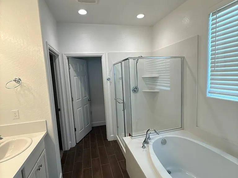 404 Manuel Ct — Photo 8