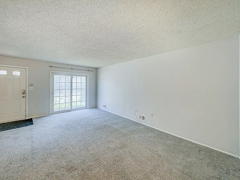 96 Versailles Ct — Photo 11