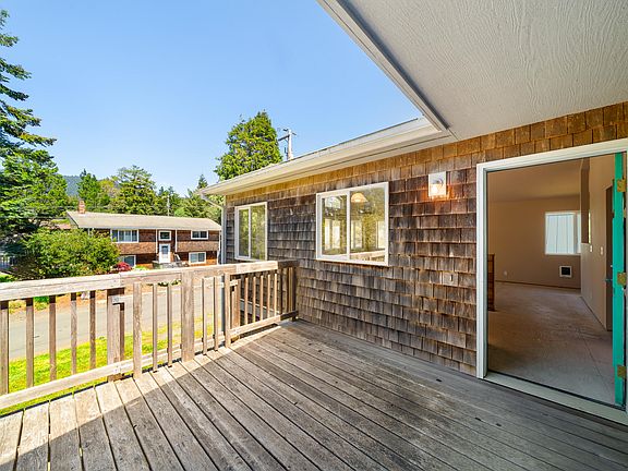 5th image of 404 Manzanita Ave