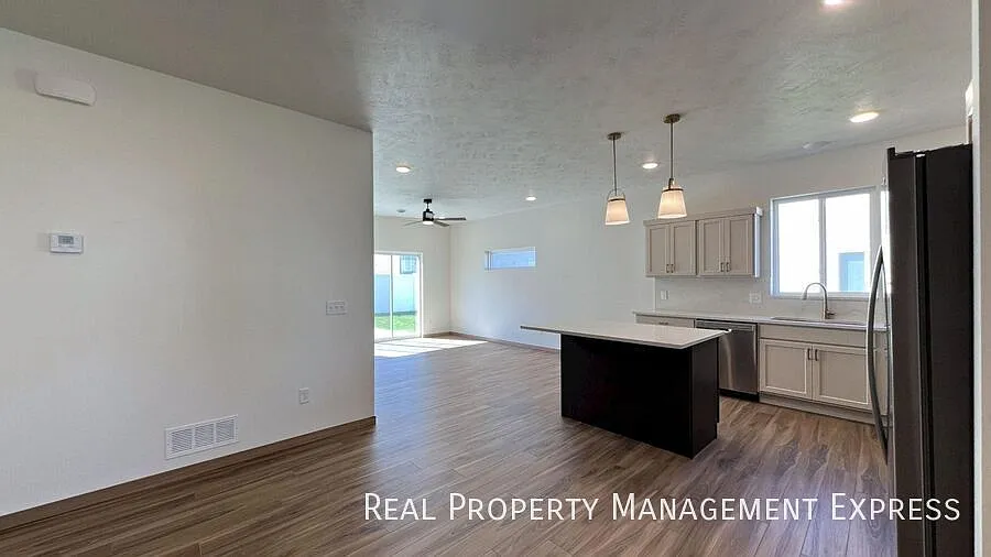 Building Photo - 3513 S Broek Dr