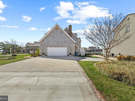 4th image of 18 Mallard Dr E