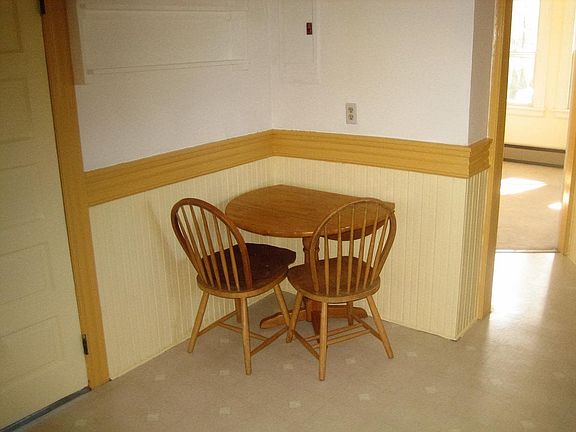 kitchen table/chairs