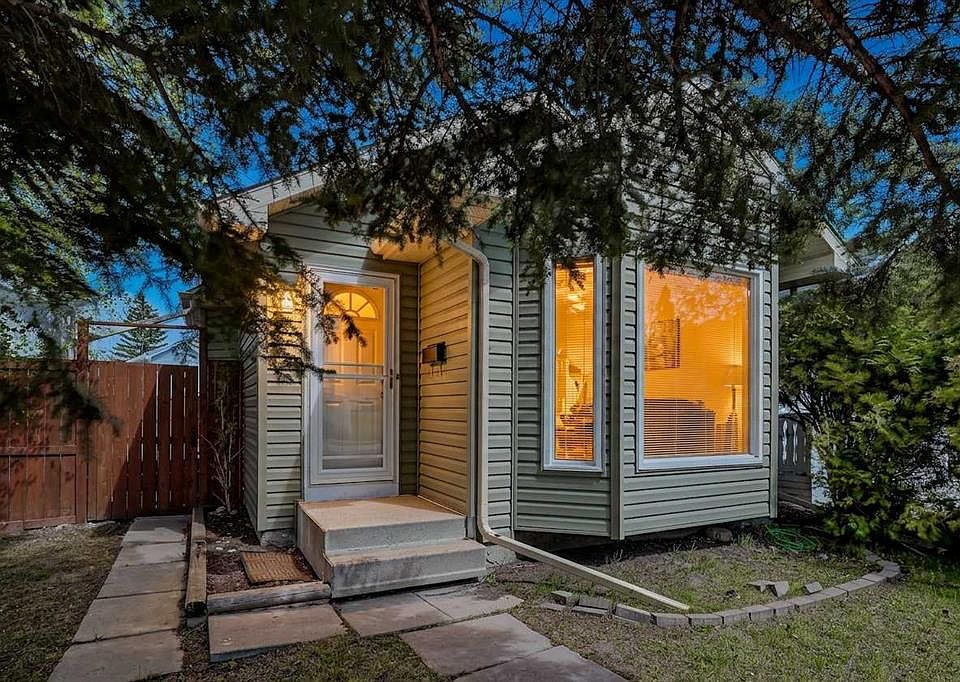 1st image of 18 SE Martinview Cres NE