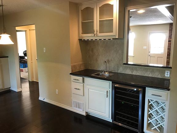 3rd image of 704 Murl Dr