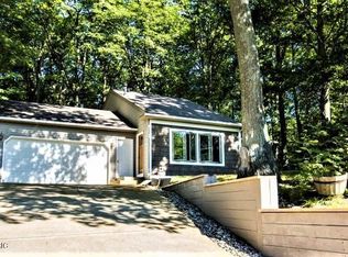 6419 Wildwood Dr, West Olive, MI 49460