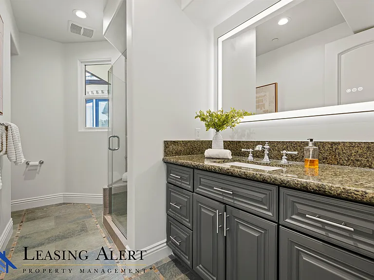5011 Hayvenhurst Ave #5011 — Photo 23
