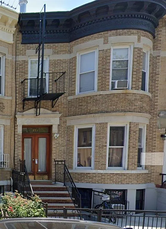 3 bed, 1.5 bath, 920 sqft, $3,700 — Photo 1