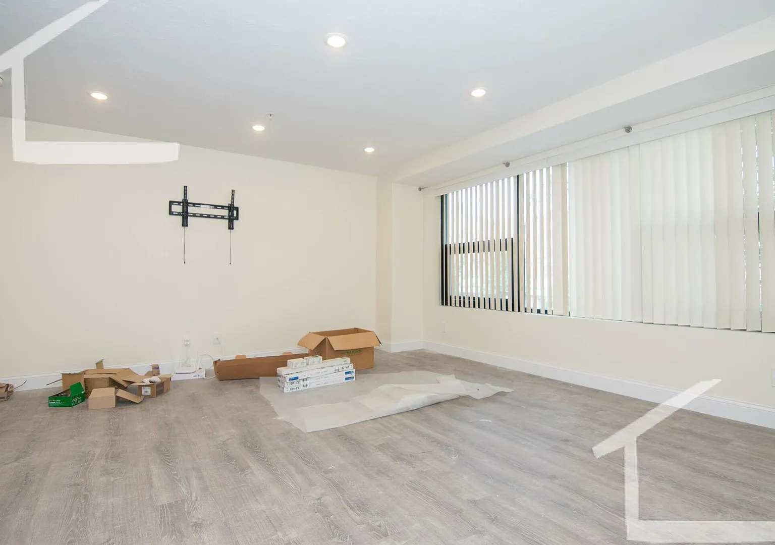 9/1 No Fee! Loft-style Studio on Comm Ave w/AC, elevator! — Photo 4