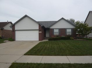 27199 Sparrow Ct, Chesterfield, MI
