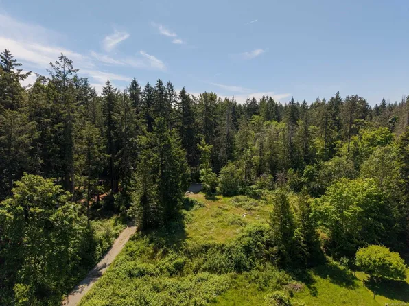 1220 Clayton Rd, North Saanich, BC V8L 5M3