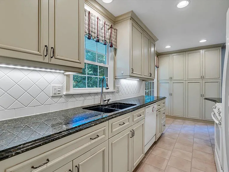1814 Pelham Dr — Photo 16